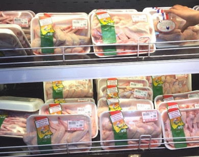 Giá gà tại trại chăn nuôi giảm kỷ lục chỉ còn 8.000 đồng/kg
