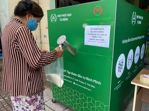 Doanh nhân Võ Quốc Bình với ATM gạo không giới hạn số lần nhận.