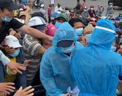 TP Hồ Chí Minh: Tiểu thương chợ đầu mối Bình Điền chen nhau lấy giấy xét nghiệm Covid-19