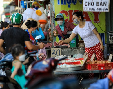 Nhiều người dân TP Hồ Chí Minh đổ xô mua hàng tích trữ, giá thực phẩm tăng gấp 3-4 lần