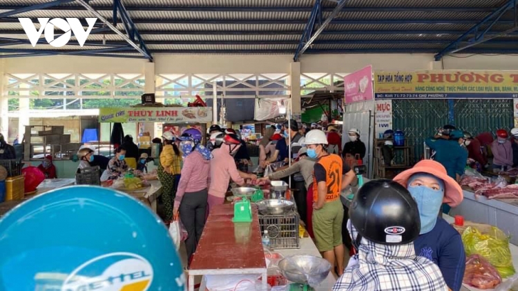 Người dân thành phố Tuy Hòa đổ xô đi mua đồ tích trữ