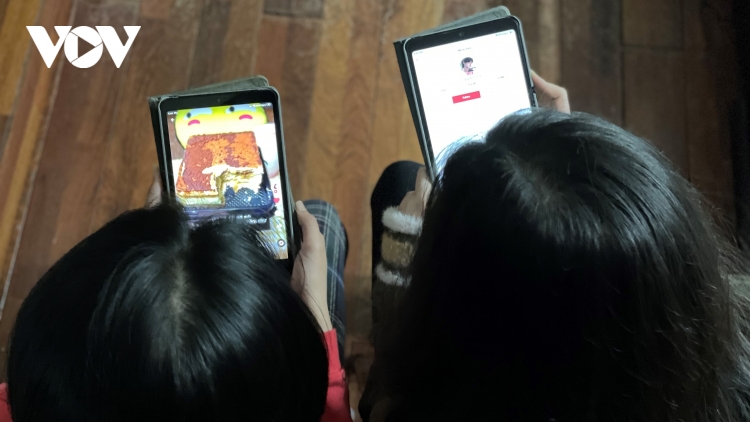 “Cơn lốc” mạng xã hội và giới trẻ Việt trong thời kỳ chuyển đổi số