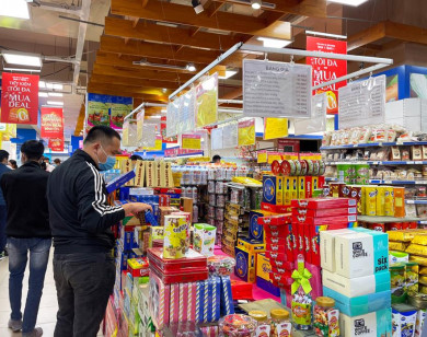 Người dân Hà Nội tăng mua sắm hàng Tết tại các siêu thị