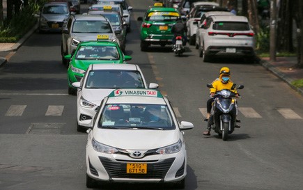 Taxi, xe công nghệ chật vật với giá xăng