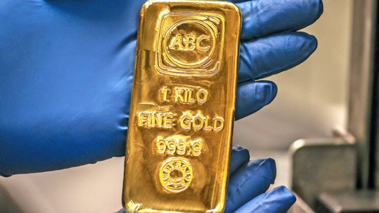 Giá vàng tiến sát mốc 70 triệu đồng/lượng, người mua lãi cả triệu đồng/lượng sau một tuần