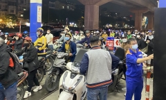 Hà Nội: Người dân ùn ùn xếp hàng chờ mua xăng trước giờ tăng giá