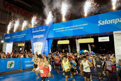 Hàng ngàn người chạy khai xuân 2023 tại giải Salonpas HCMC Marathon lần thứ 10
