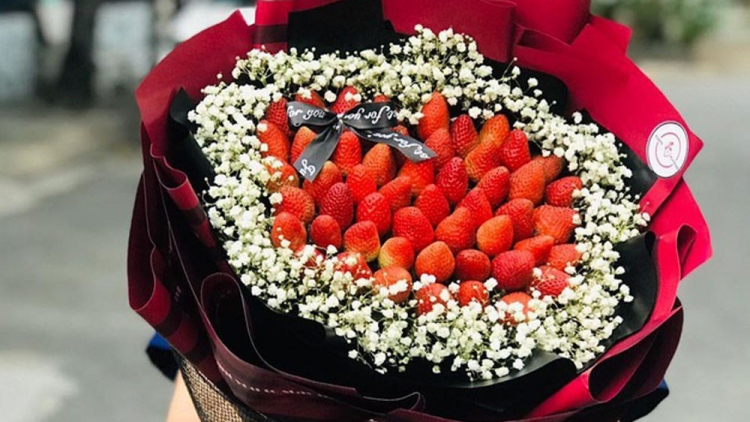 Hoa dâu tây giá bạc triệu vẫn đắt khách ngày Valentine