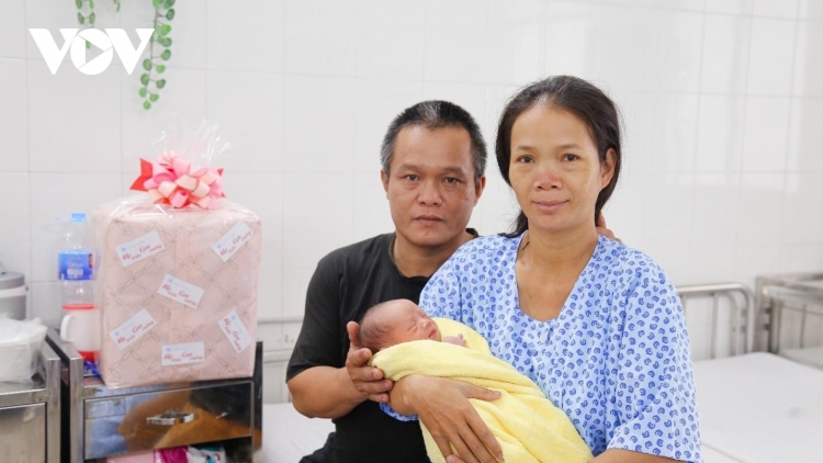 Cứu sống kịp thời mẹ và con thai phụ vỡ tử cung trong đêm