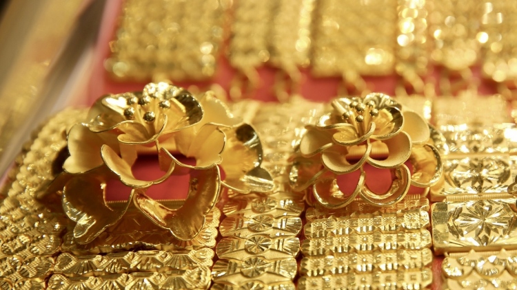 Giá vàng trong nước tiếp tục lao dốc bất chấp đà tăng của vàng thế giới