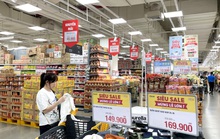 Bảng giảm giá 50-70% tràn ngập cửa hàng, siêu thị dịp 2-9