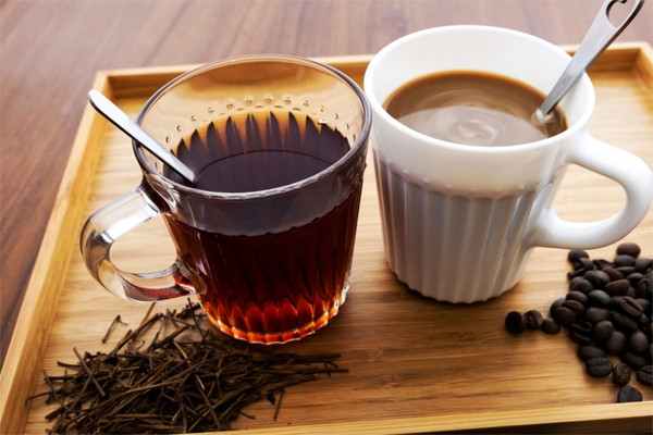 So sánh tác dụng của trà và cà phê